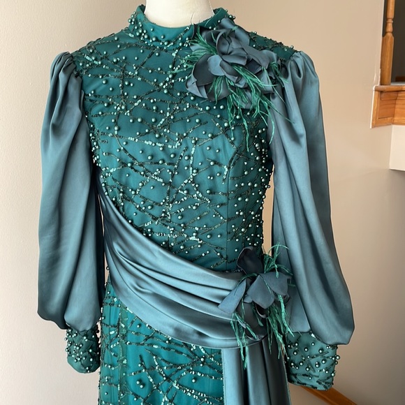 Emerald Green ball gown with feather and pearls. Gizemkis size 42. - Picture 2 of 5
